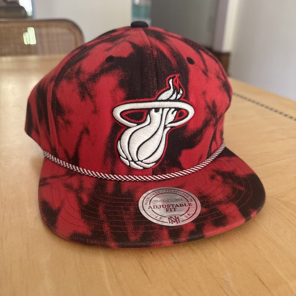 MIAMI HEAT RED & BLACK CAMO CAP HAT BY MITCHELL & NESS - OSFA